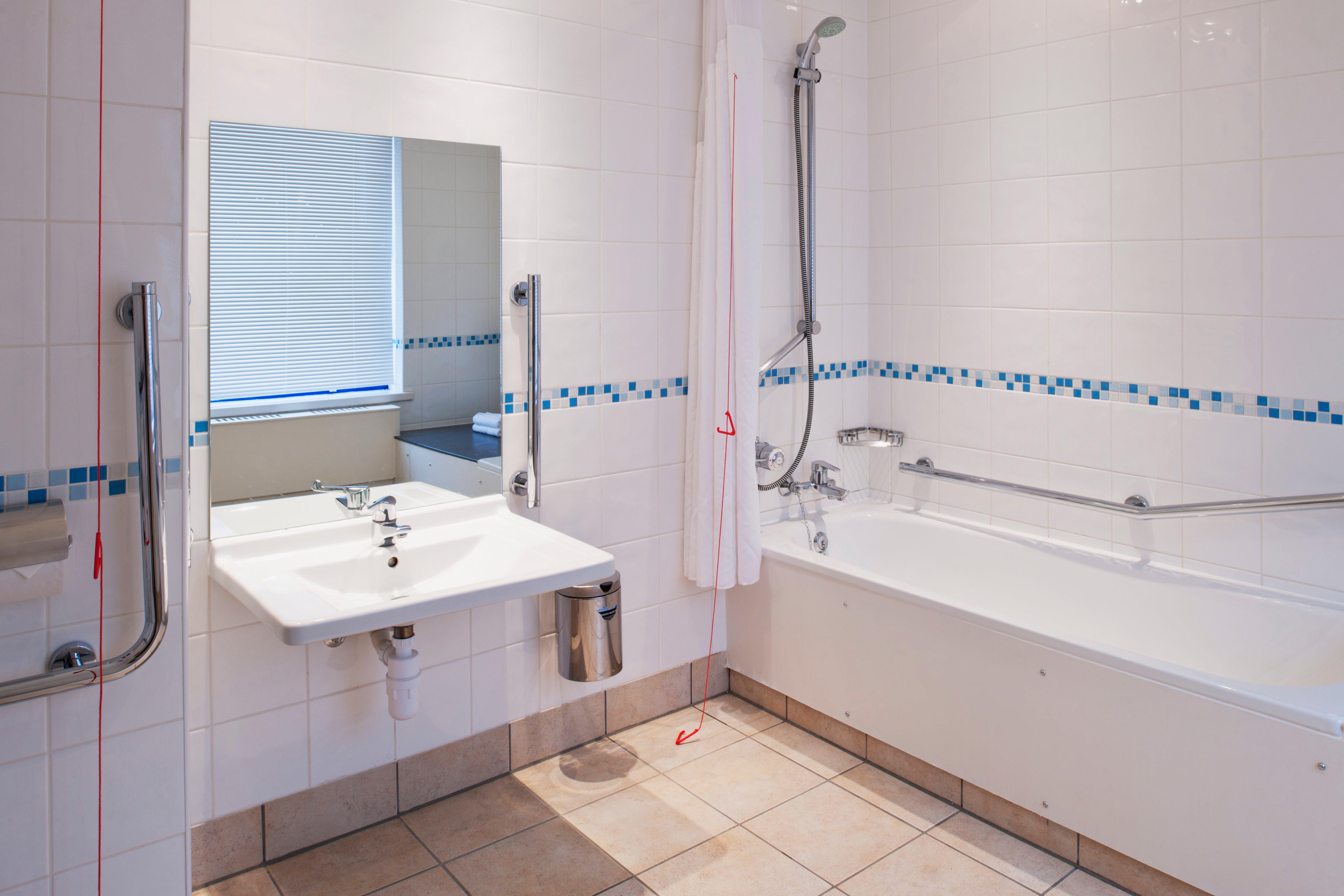 Holiday Inn Warrington By Ihg Экстерьер фото